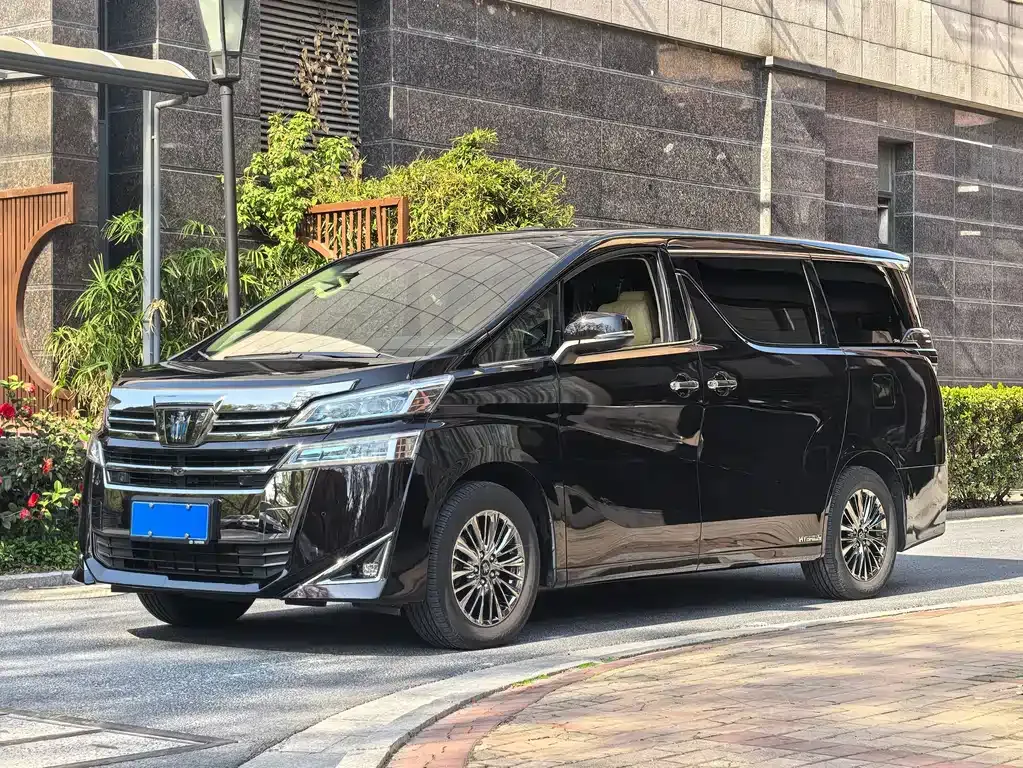 Toyota Vellfire — фото 1