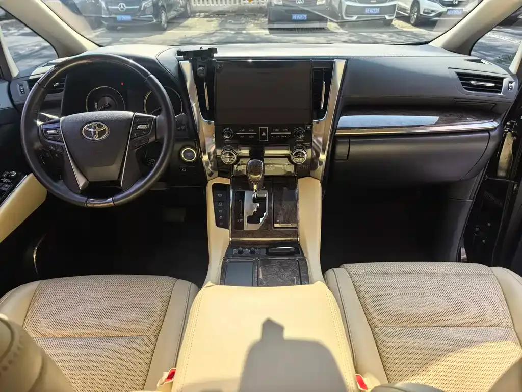 Toyota Vellfire — фото 3