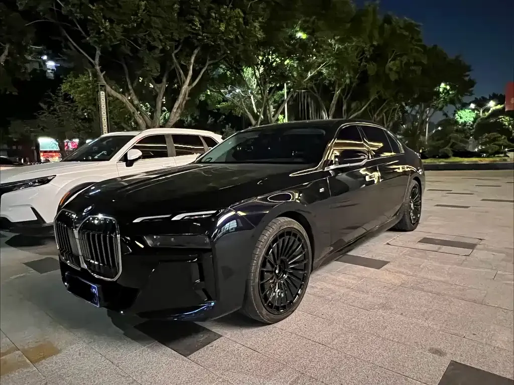 BMW 7 Series — фото 1
