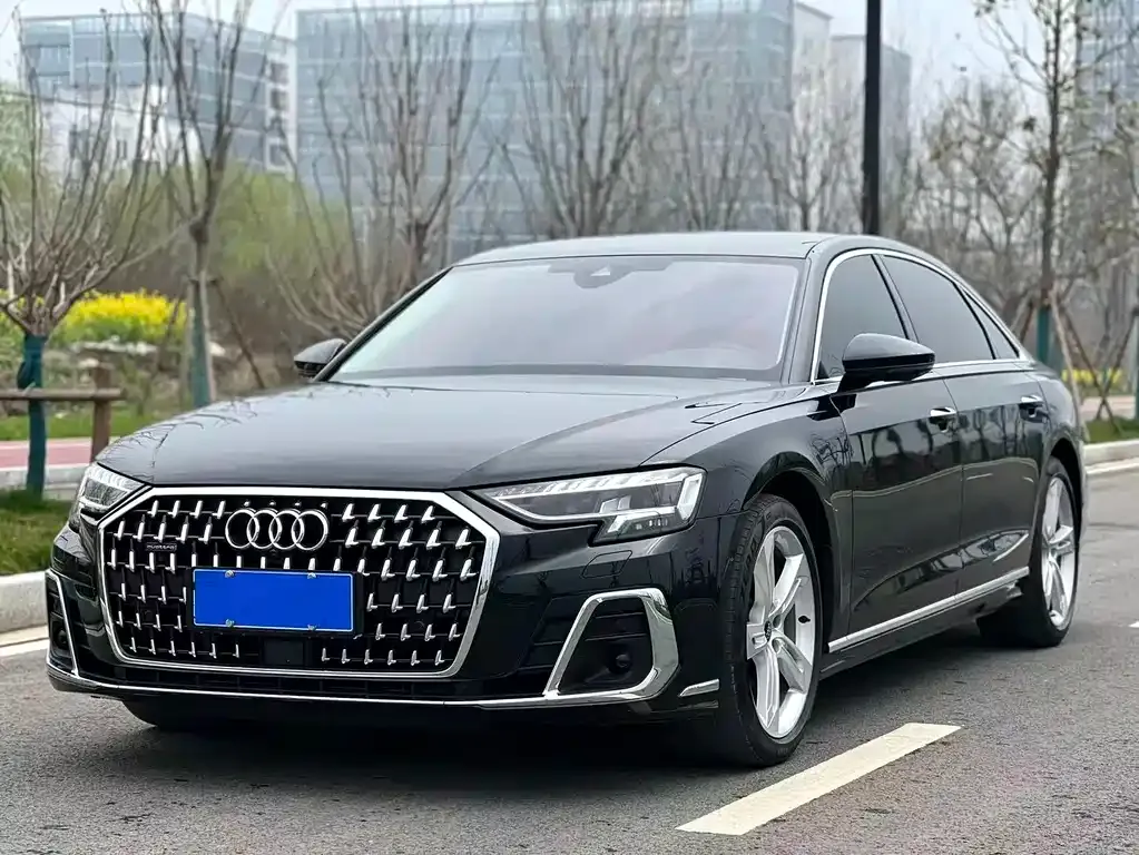 Audi A8 — фото 1