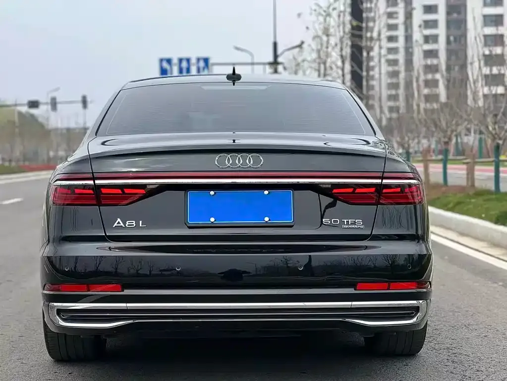 Audi A8 — фото 6