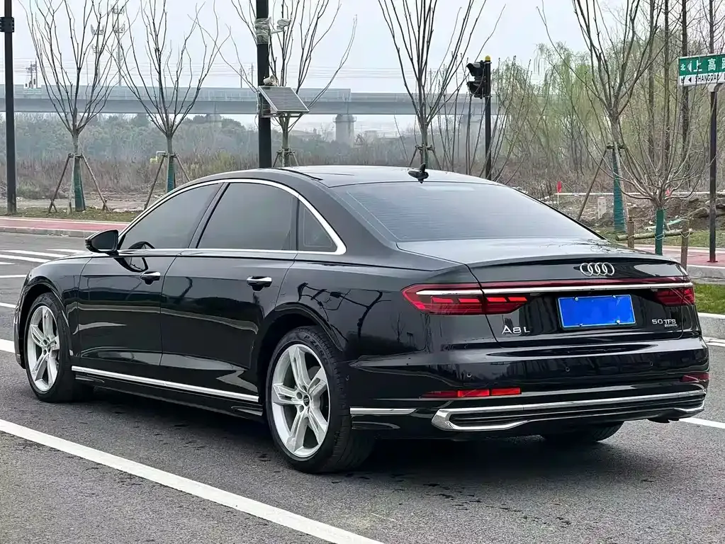 Audi A8 — фото 7