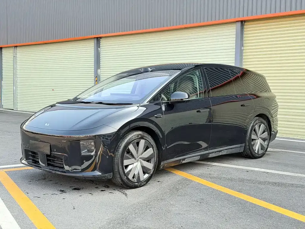 Li Auto i8 — фото 1