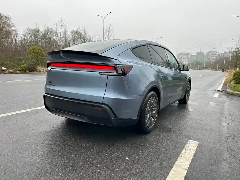 Tesla Model Y L — фото 9