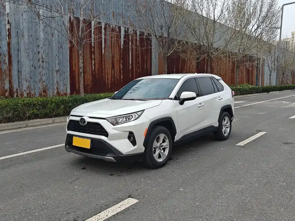 Toyota RAV4 — фото 1