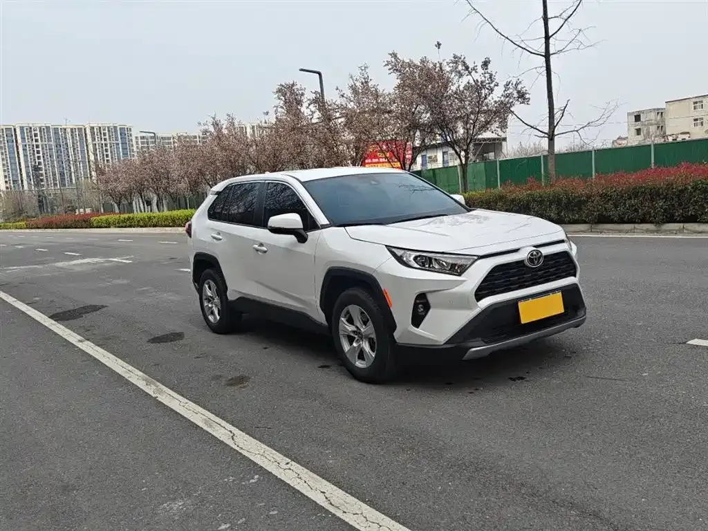 Toyota RAV4 — фото 8