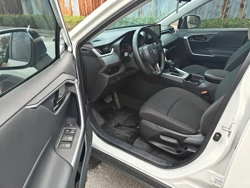 Toyota RAV4 — фото 3