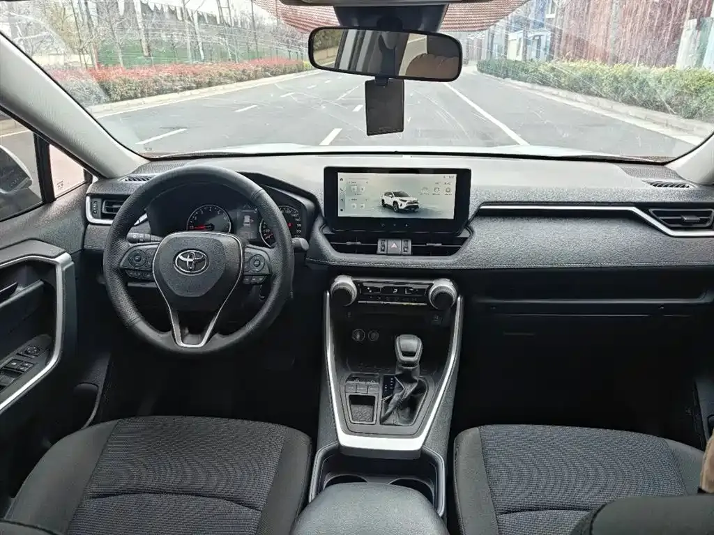 Toyota RAV4 — фото 7