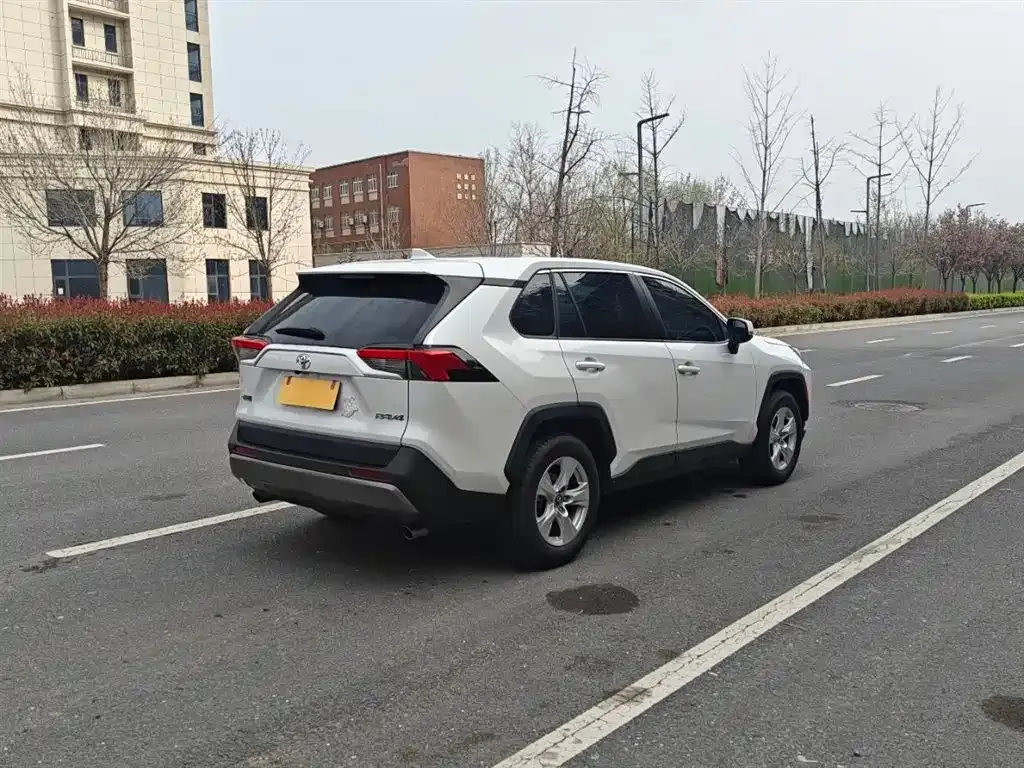 Toyota RAV4 — фото 9