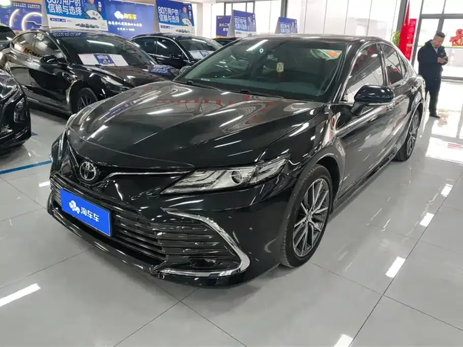 Toyota Camry — фото 1