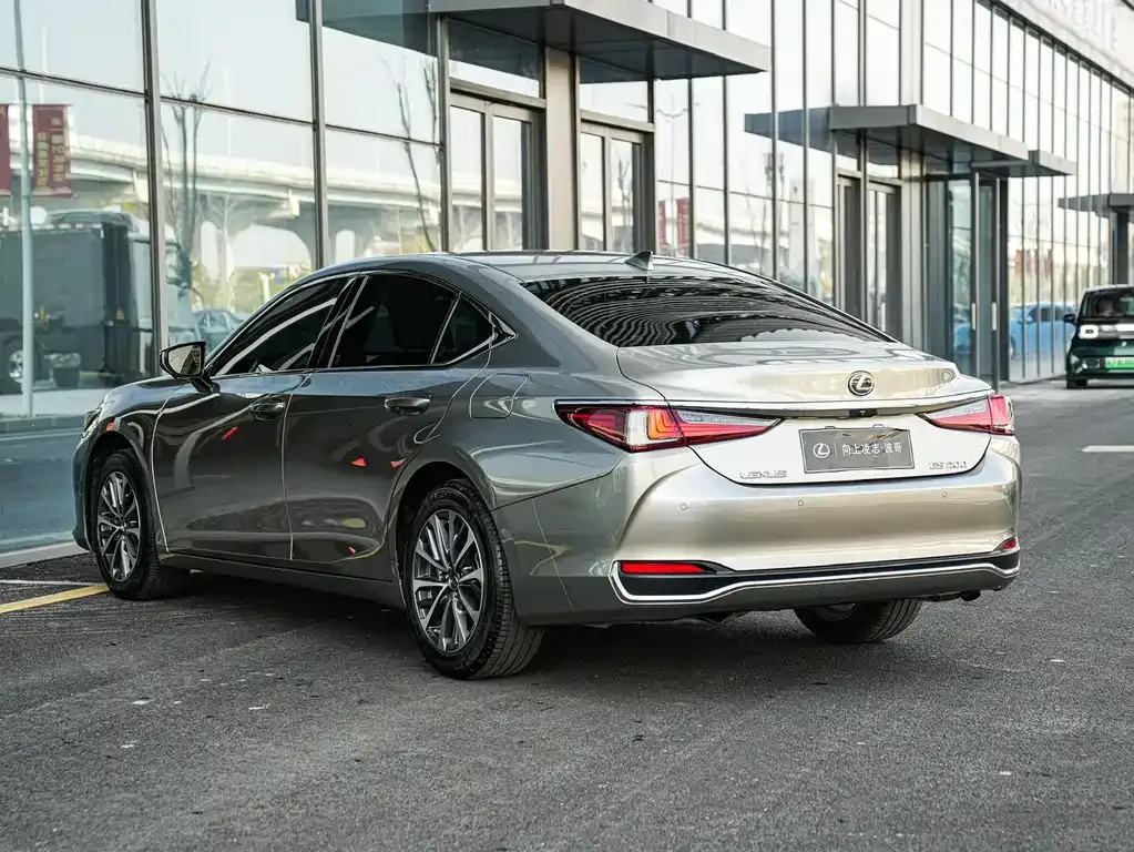 Lexus ES — фото 8