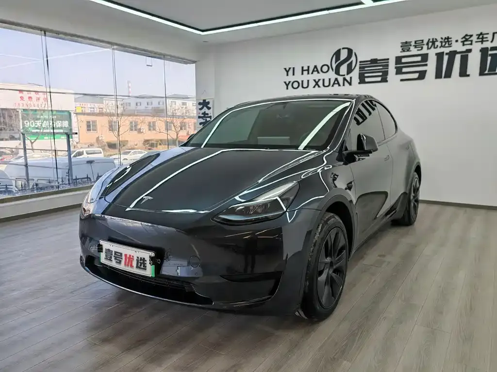 Tesla Model Y — фото 1