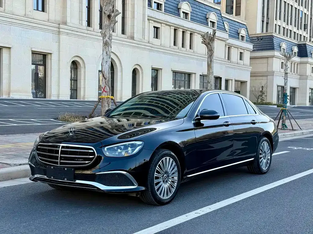 Mercedes-Benz E-Class — фото 1