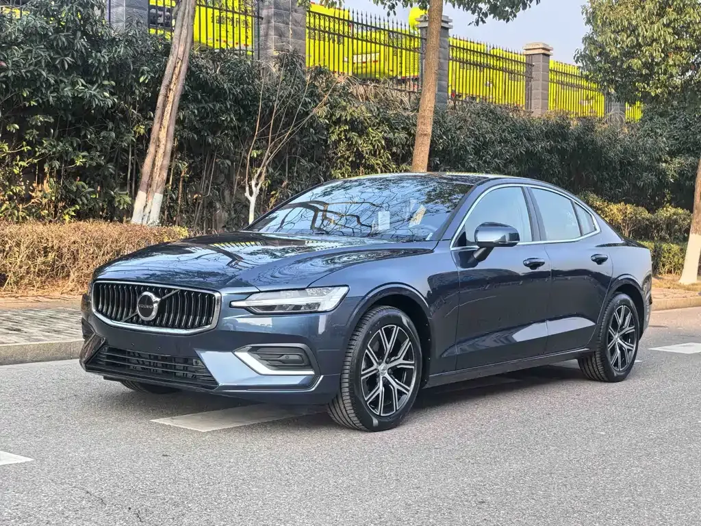 Volvo S60 — фото 1