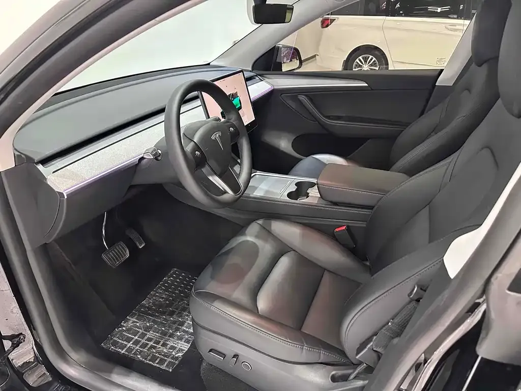 Tesla Model Y — фото 10
