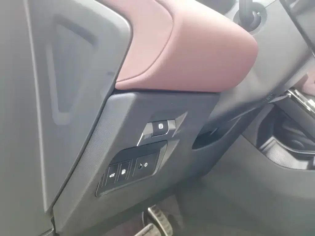 Land Rover Evoque PHEV 2024 из CN, фото 2