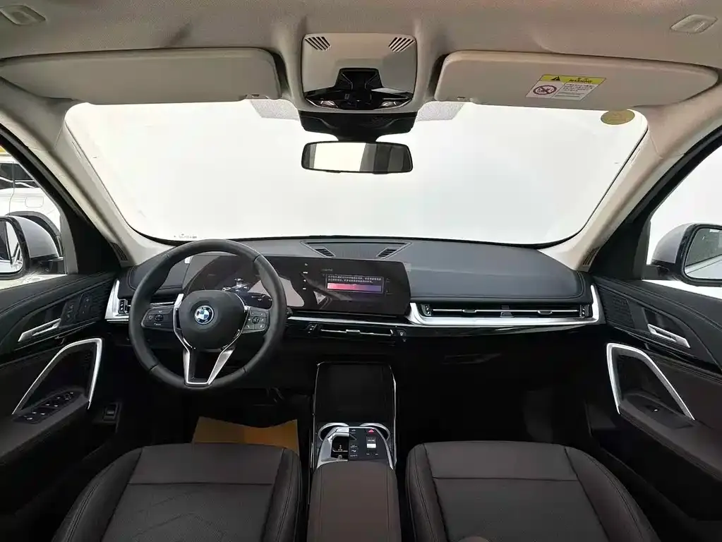 BMW iX1 2025 из CN, фото 2