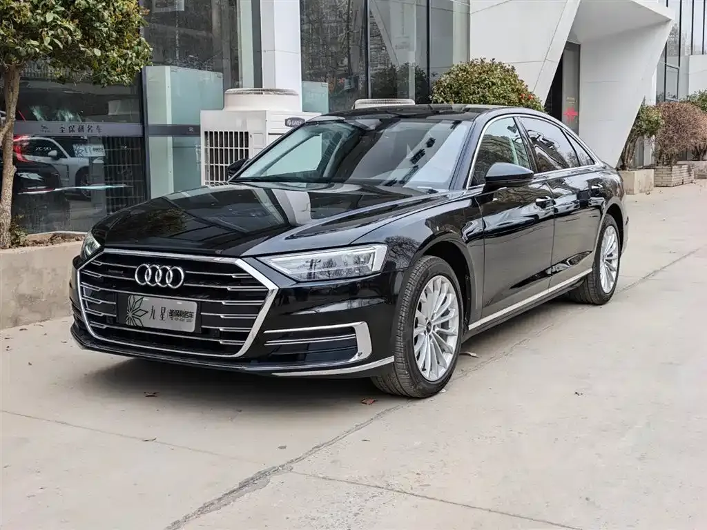 Audi A8 — фото 1