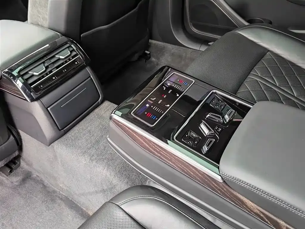 Audi A8 — фото 7