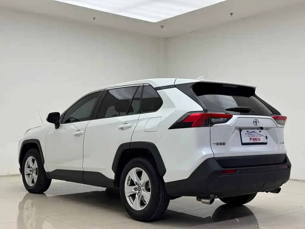 Toyota RAV4 — фото 4