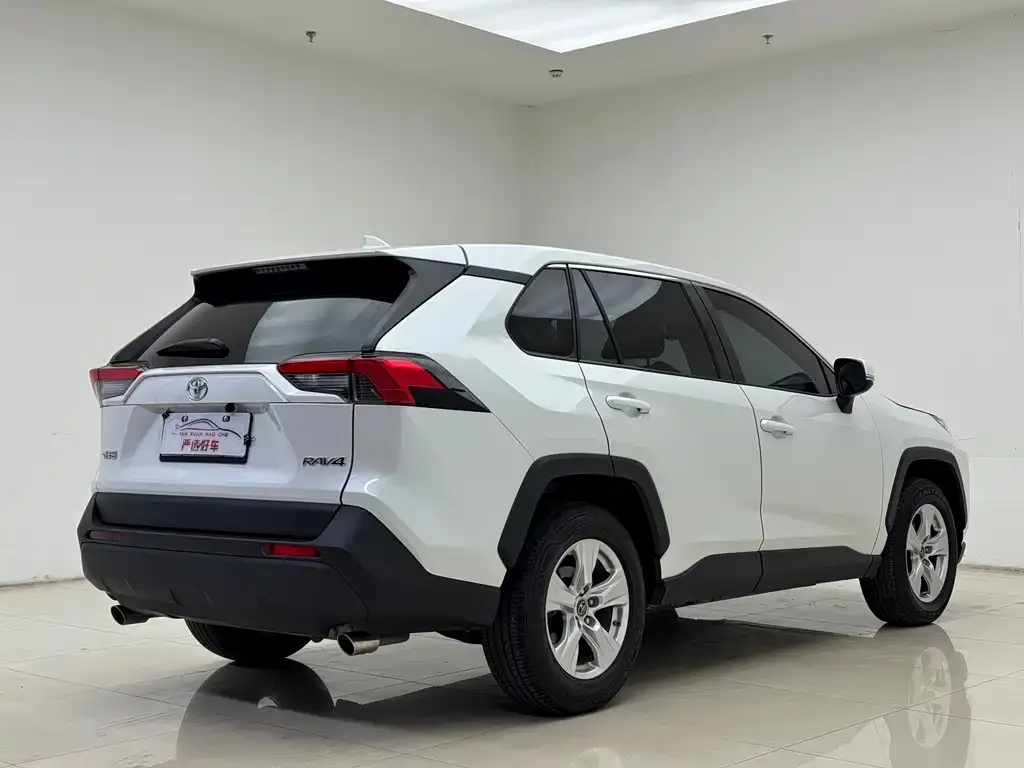 Toyota RAV4 — фото 9