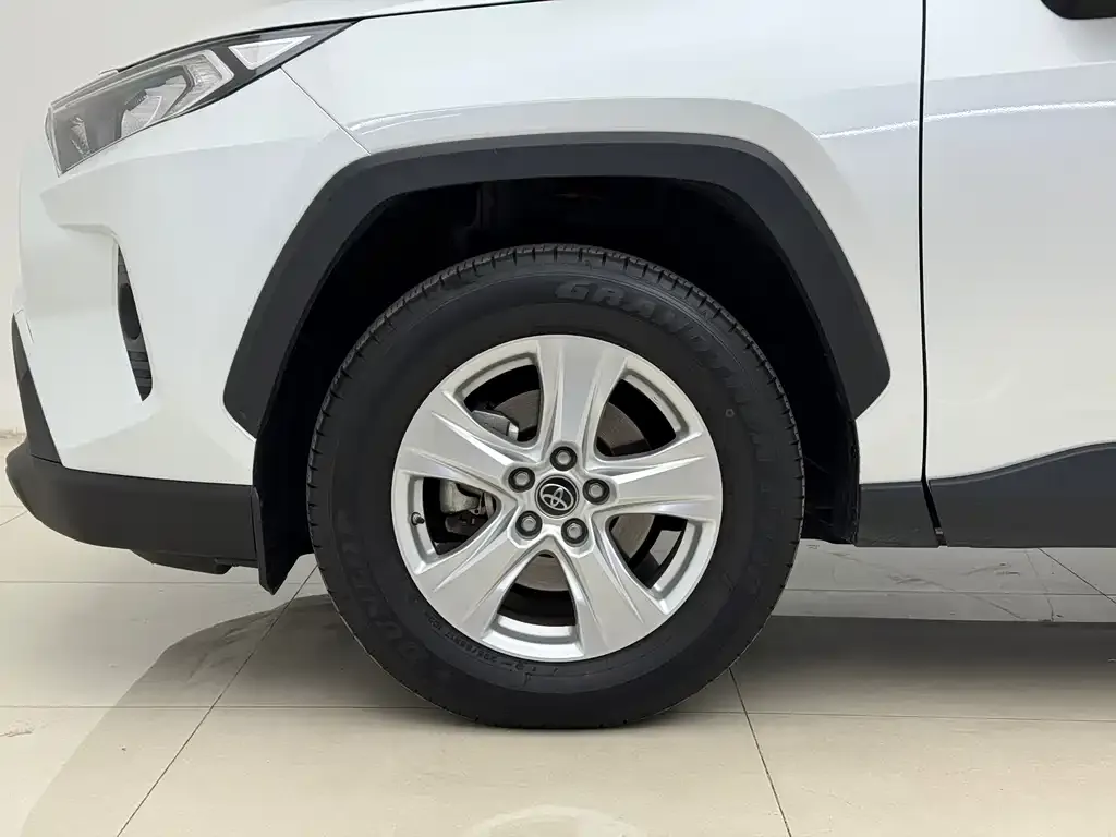 Toyota RAV4 — фото 7