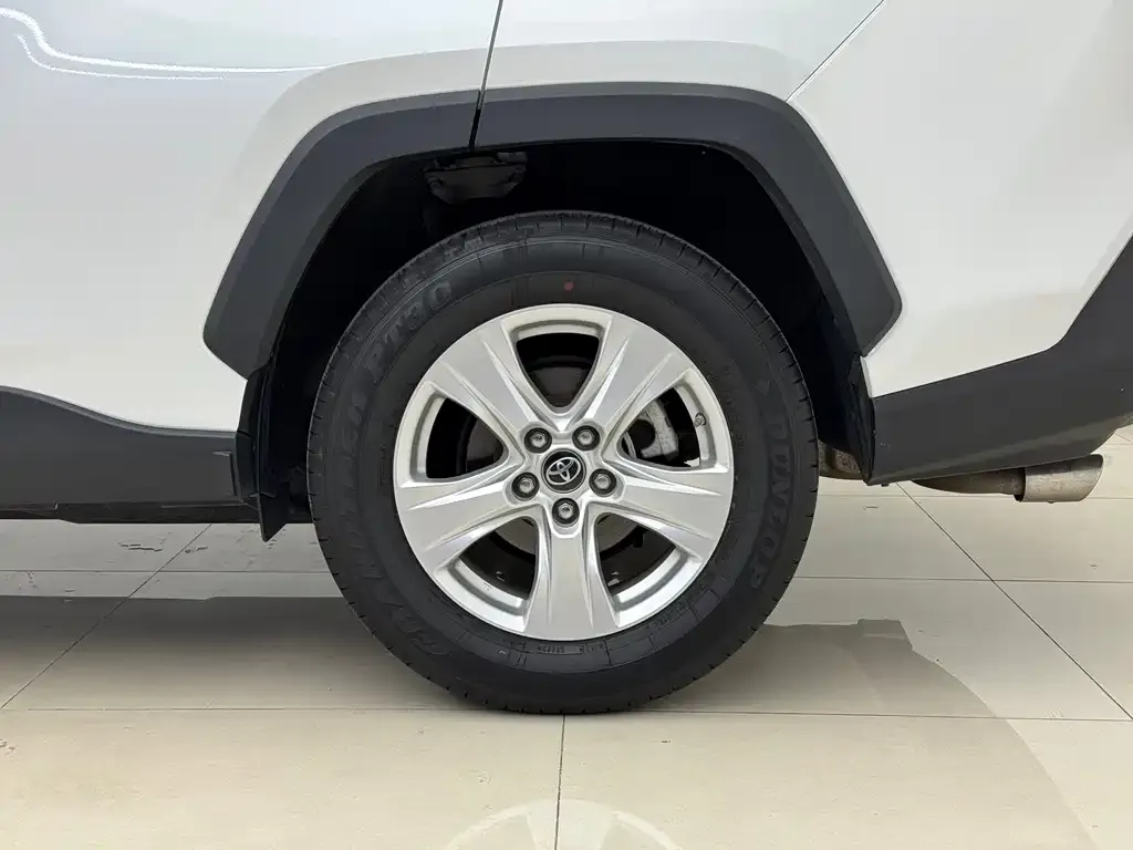 Toyota RAV4 — фото 6
