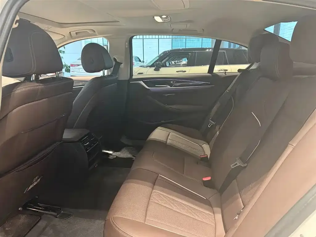BMW 5 Series 2022 из CN, фото 8