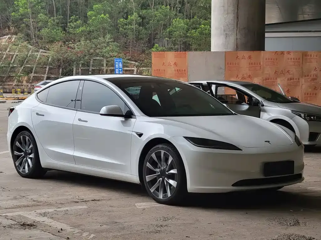 Tesla Model 3 — фото 9
