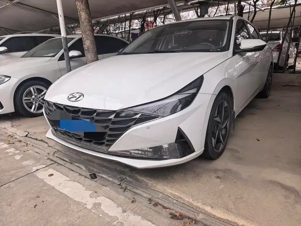 Hyundai Elantra — фото 1