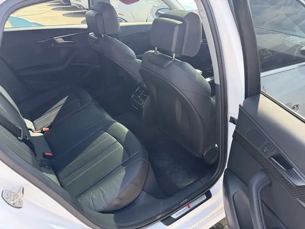 Audi A4L 2021 из CN, фото 6
