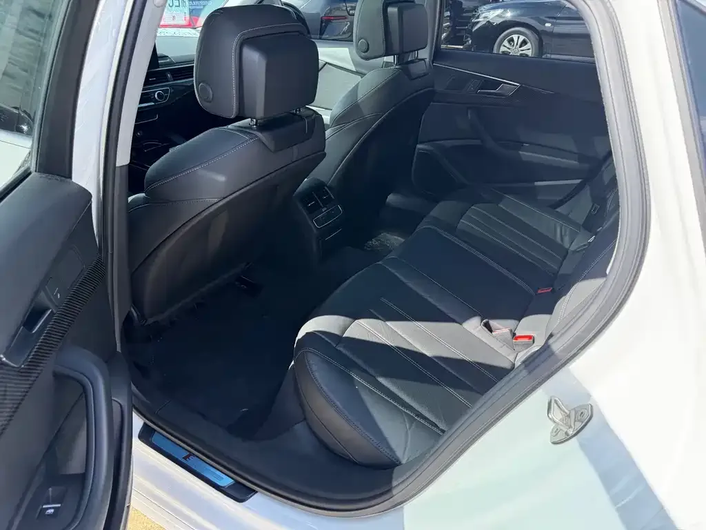 Audi A4L 2021 из CN, фото 3