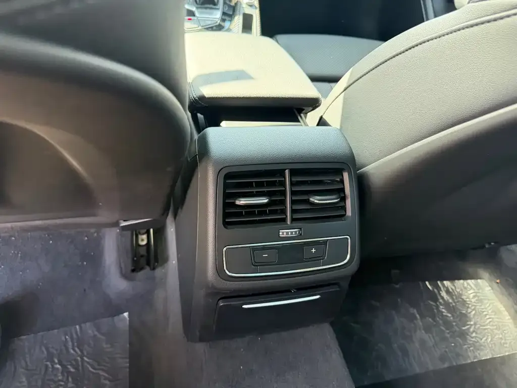 Audi A4L 2021 из CN, фото 7