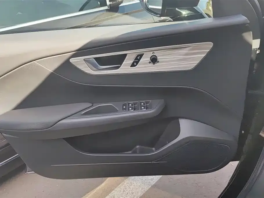 Hongqi E-QM5 — фото 2