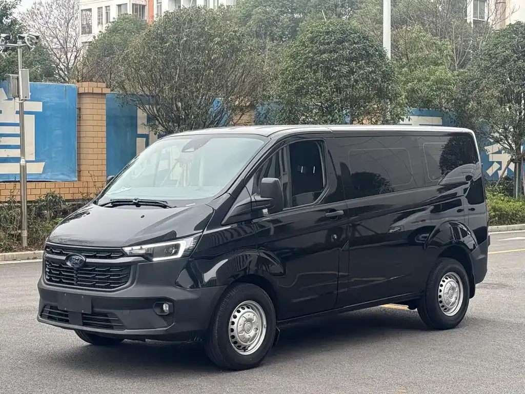 Ford Transit — фото 1