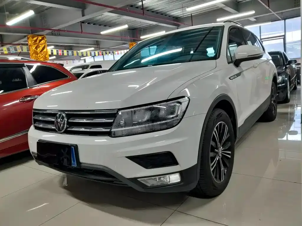 Volkswagen Tiguan L — фото 1