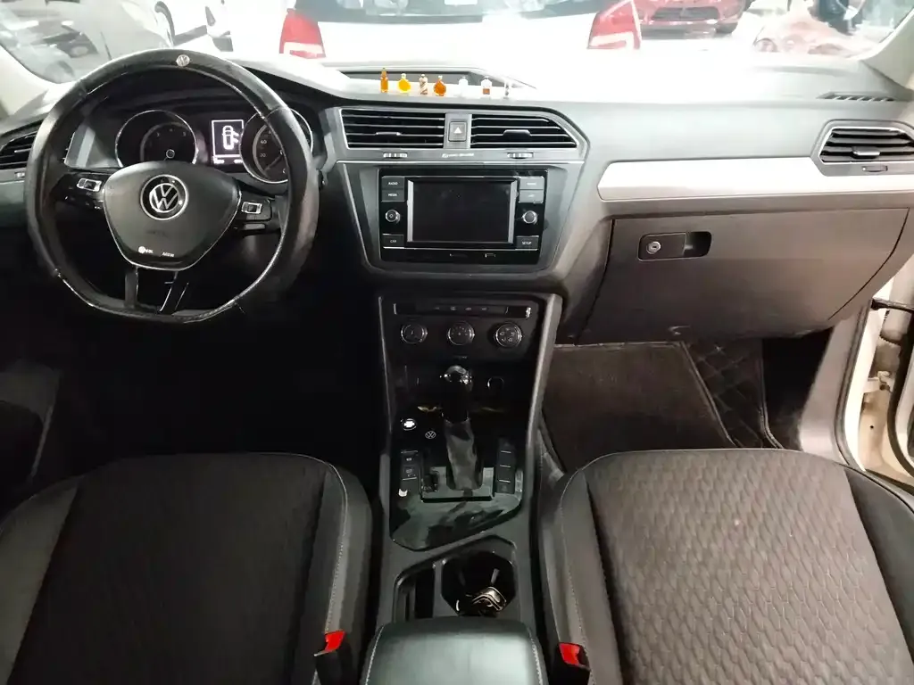 Volkswagen Tiguan L — фото 6