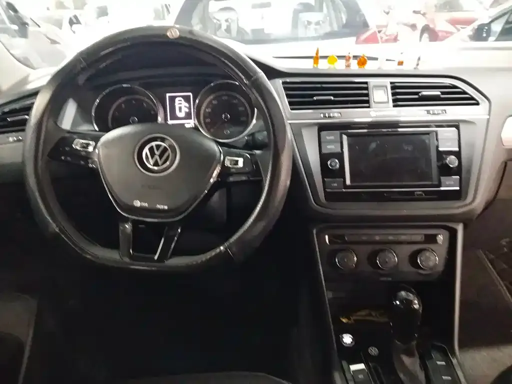 Volkswagen Tiguan L — фото 2