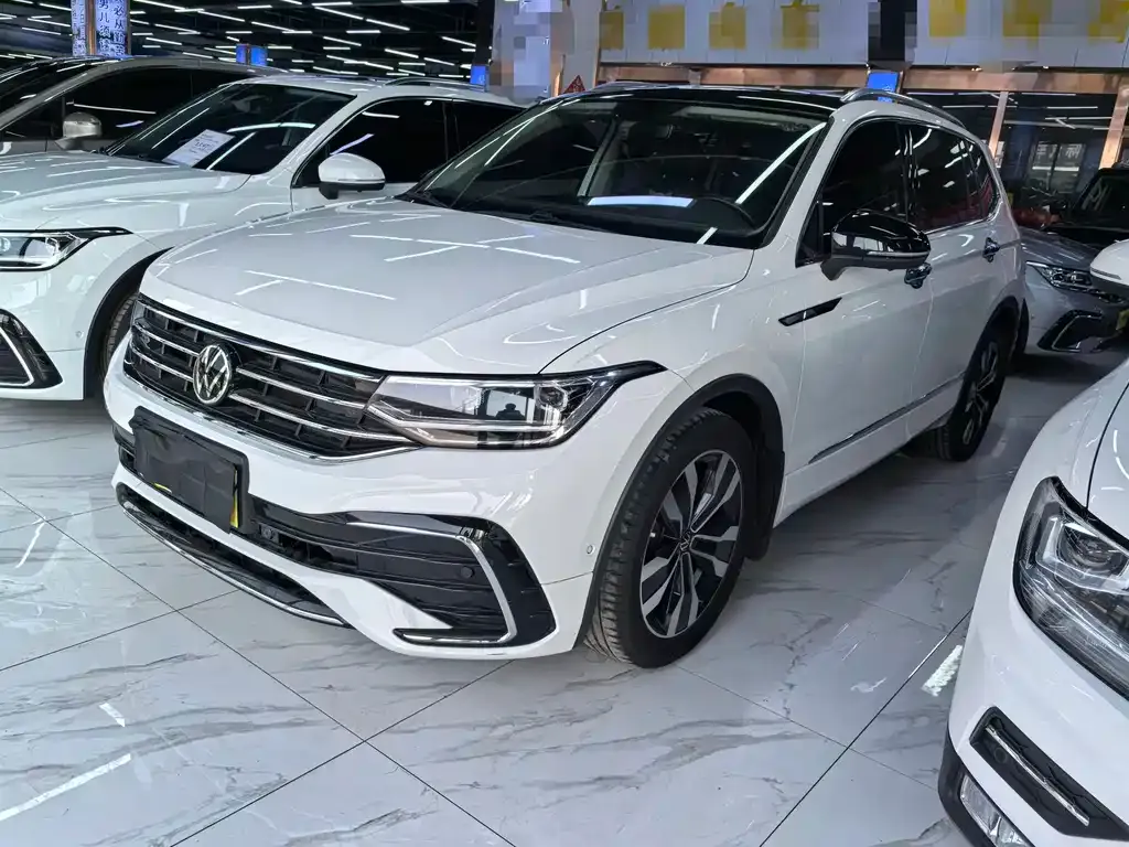 Volkswagen Tiguan L — фото 1