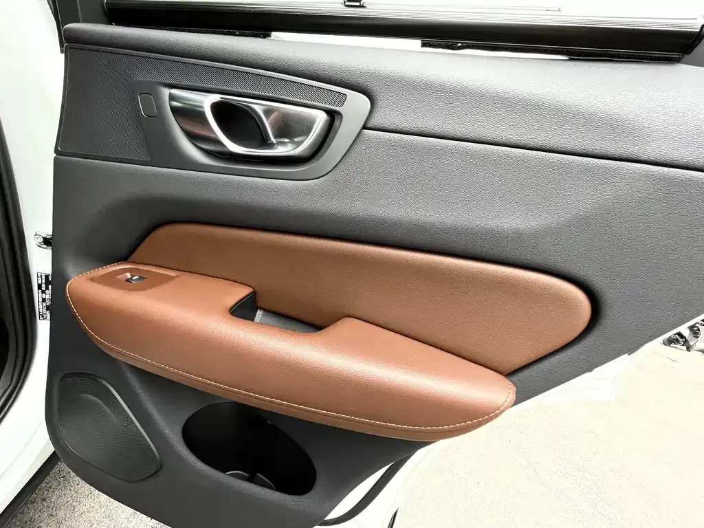 Volvo XC60 — фото 8