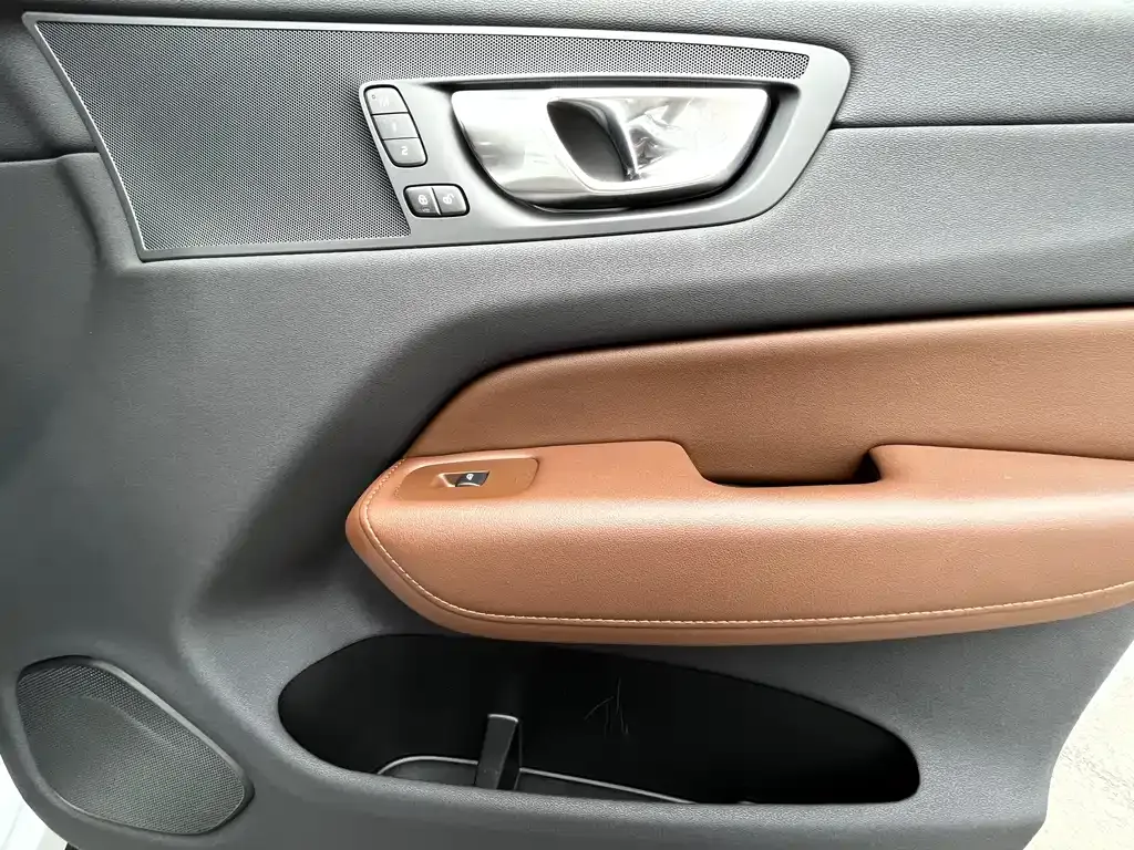 Volvo XC60 — фото 9