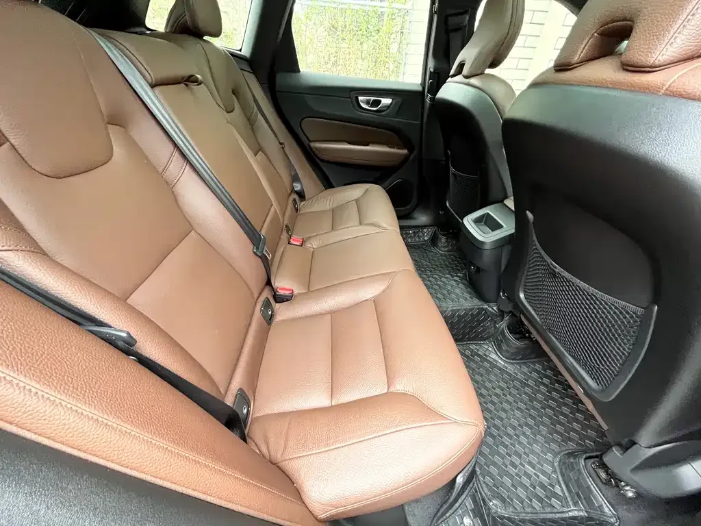 Volvo XC60 — фото 10