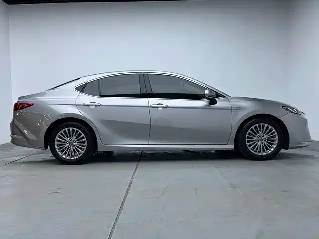 Toyota Camry — фото 5