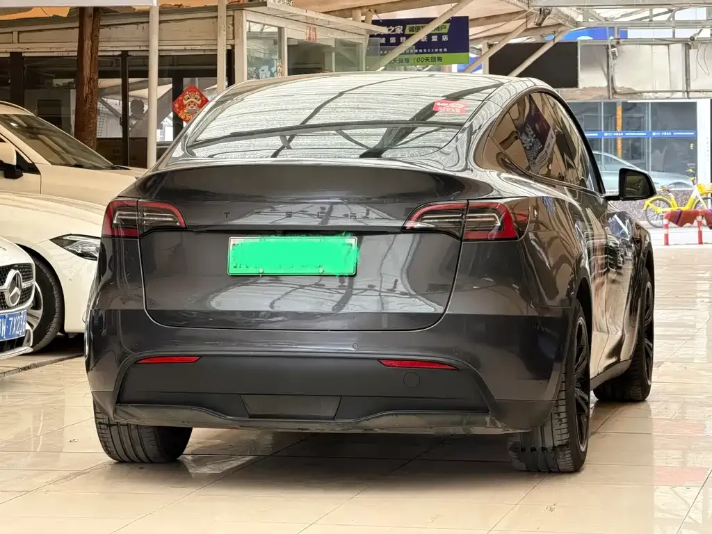 Tesla Model Y — фото 10