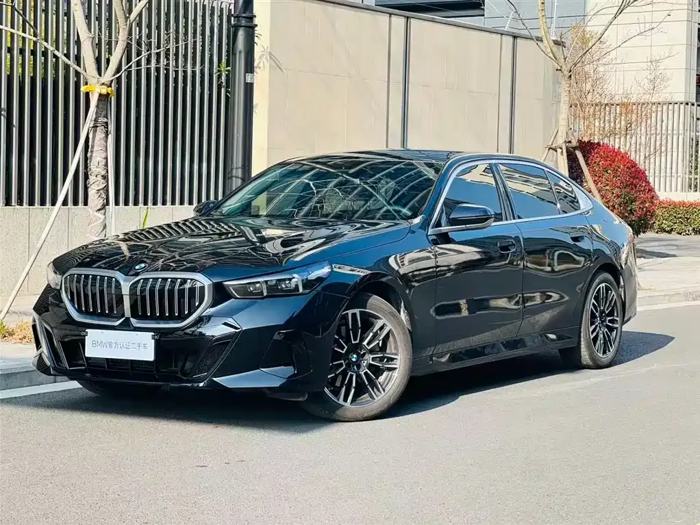 BMW 5 Series — фото 1