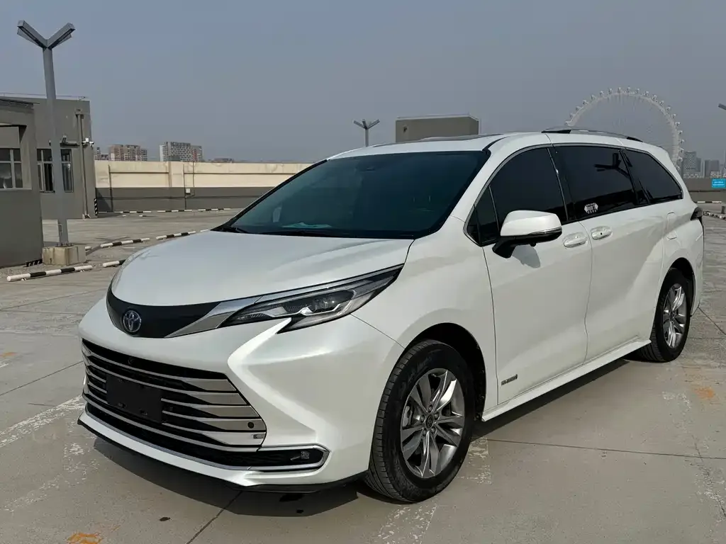 Toyota Sienna — фото 1