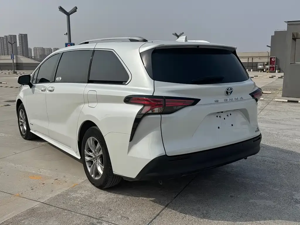 Toyota Sienna — фото 4