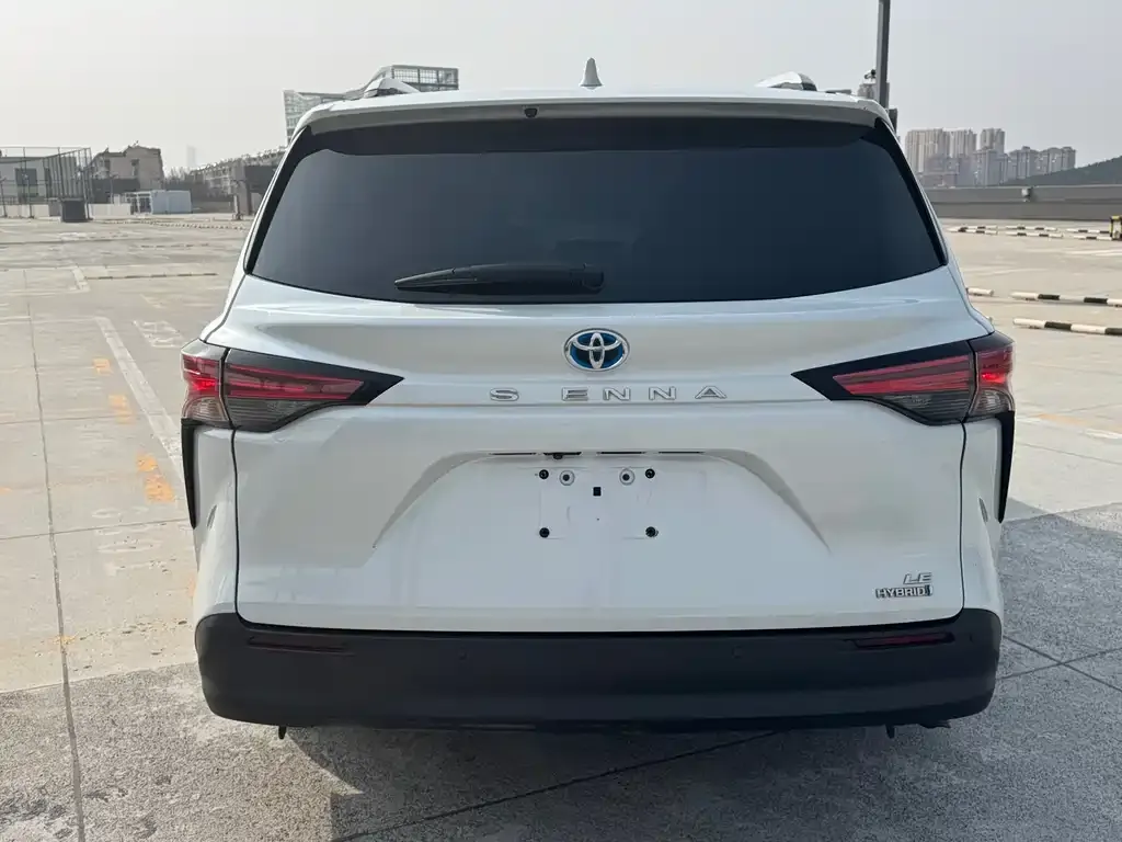 Toyota Sienna — фото 9