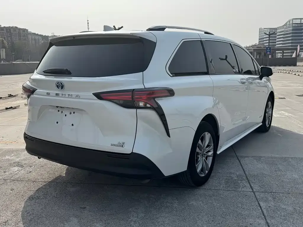 Toyota Sienna — фото 3