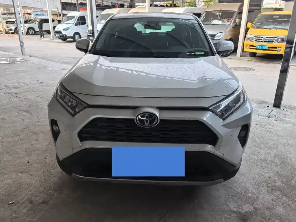 Toyota RAV4 — фото 1